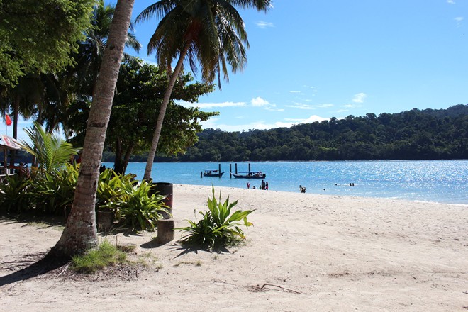 B&atilde;i biển tr&ecirc;n đảo Beras Basah.